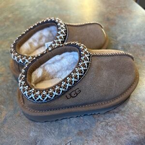 Toddler size 7 Ugg slippers